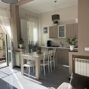 https://casa-elodie.taorminaitalyhotels.com
